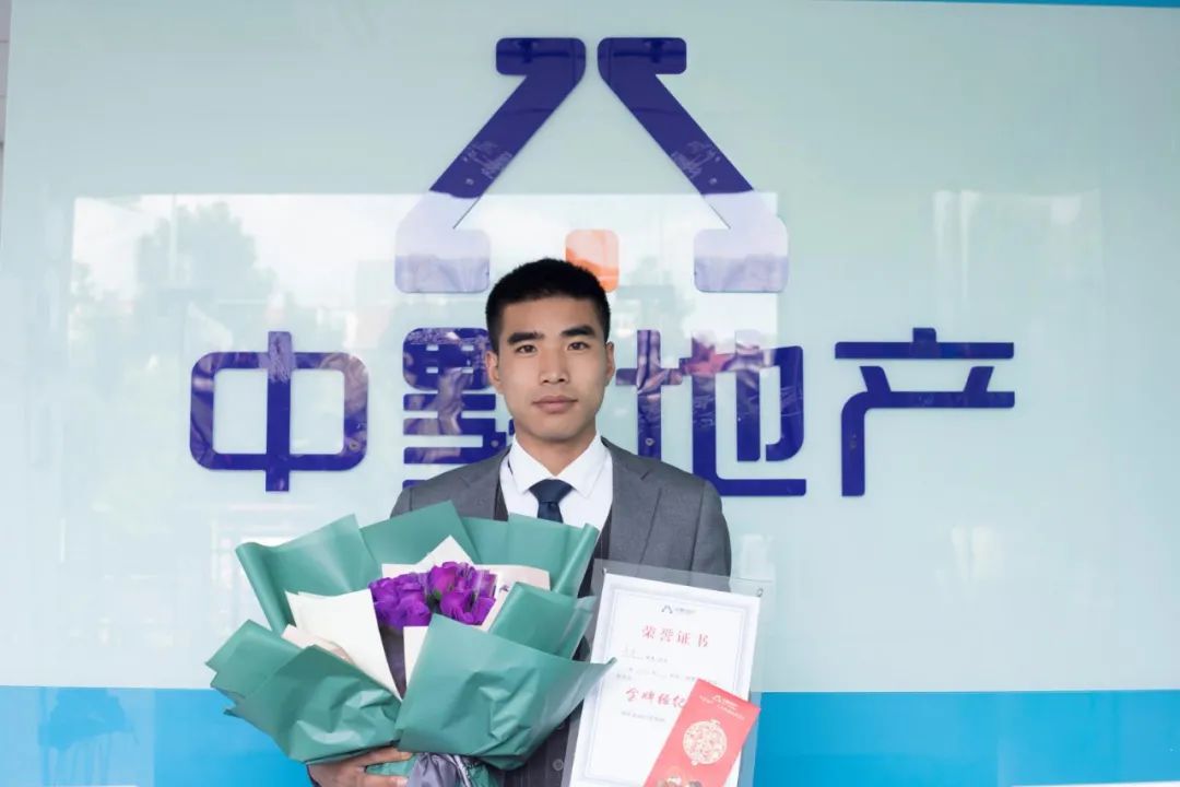 金融之星，在平凡中閃耀光芒。