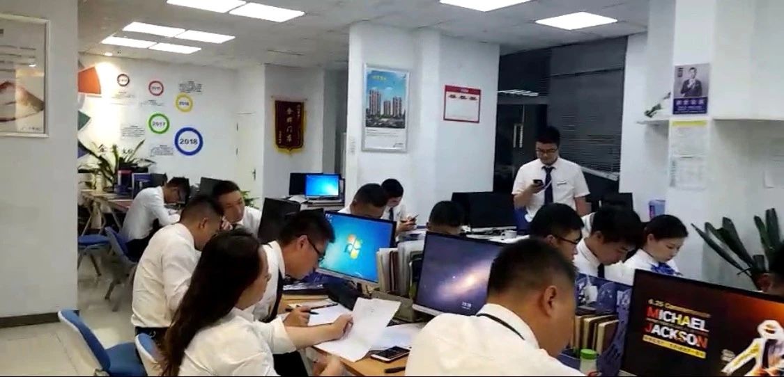 深夜十點(diǎn)的房產(chǎn)經(jīng)紀(jì)人在做什么？